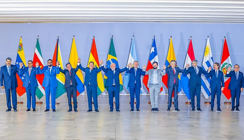 Official photograph of the Presidents of South American countries standing in front of a row of flags.